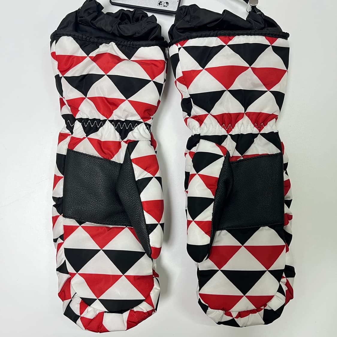 새상품 프라다 패딩 장갑 트라이앵글 로고 패턴 상품이미지4
