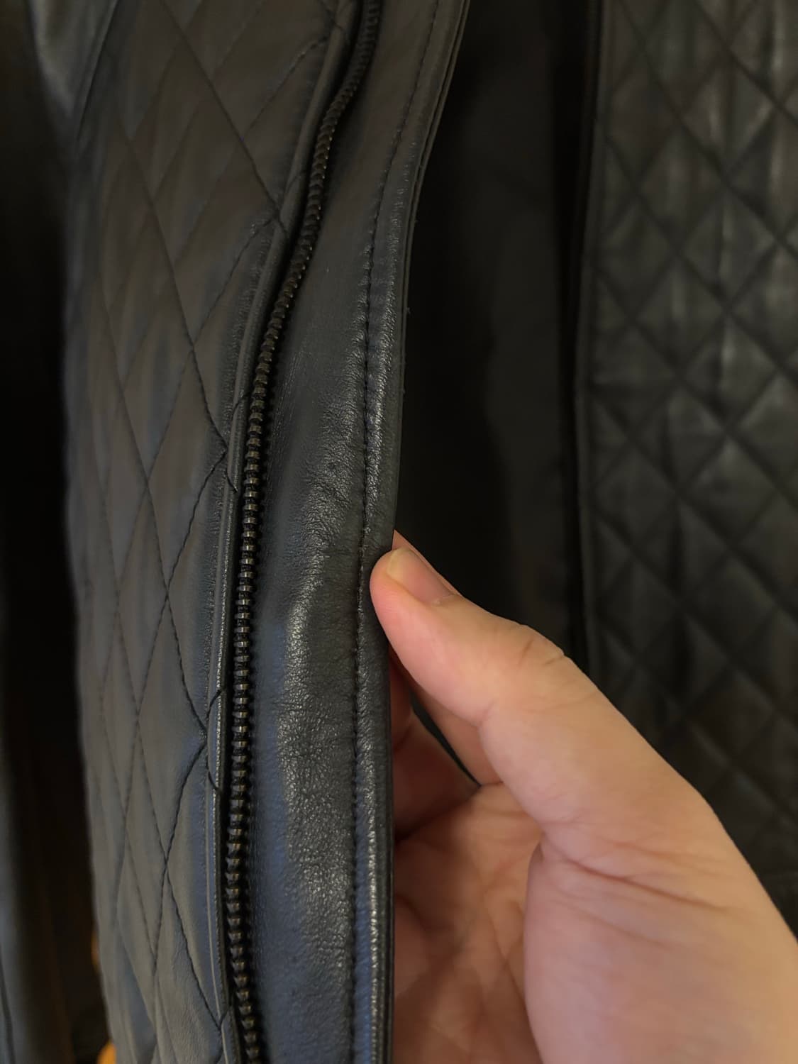 온앤온 블랙 퀼팅 가죽 봄버 자켓 상품이미지4