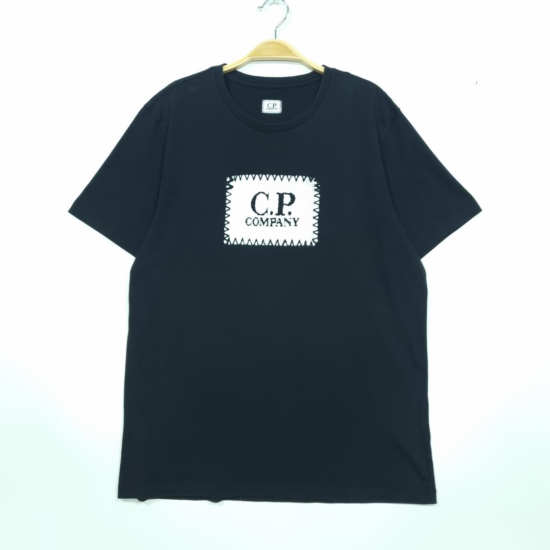 C.P. 컴퍼니 블랙 로고 반팔 티셔츠 상품이미지1