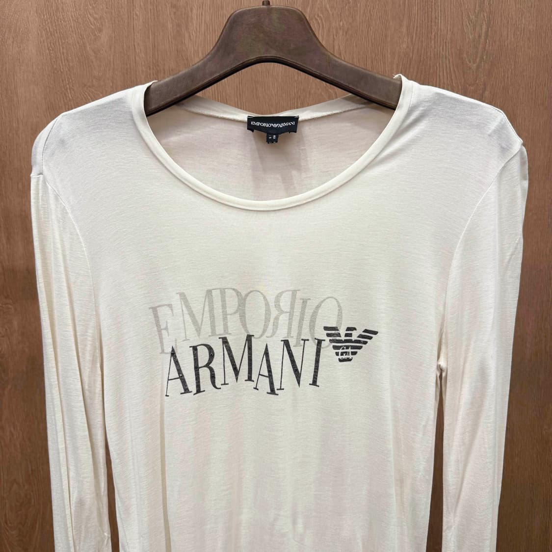 아르마니 익스체인지 레터링 로고 프린팅 긴팔 티셔츠 슬림핏 아이보리 상품이미지4