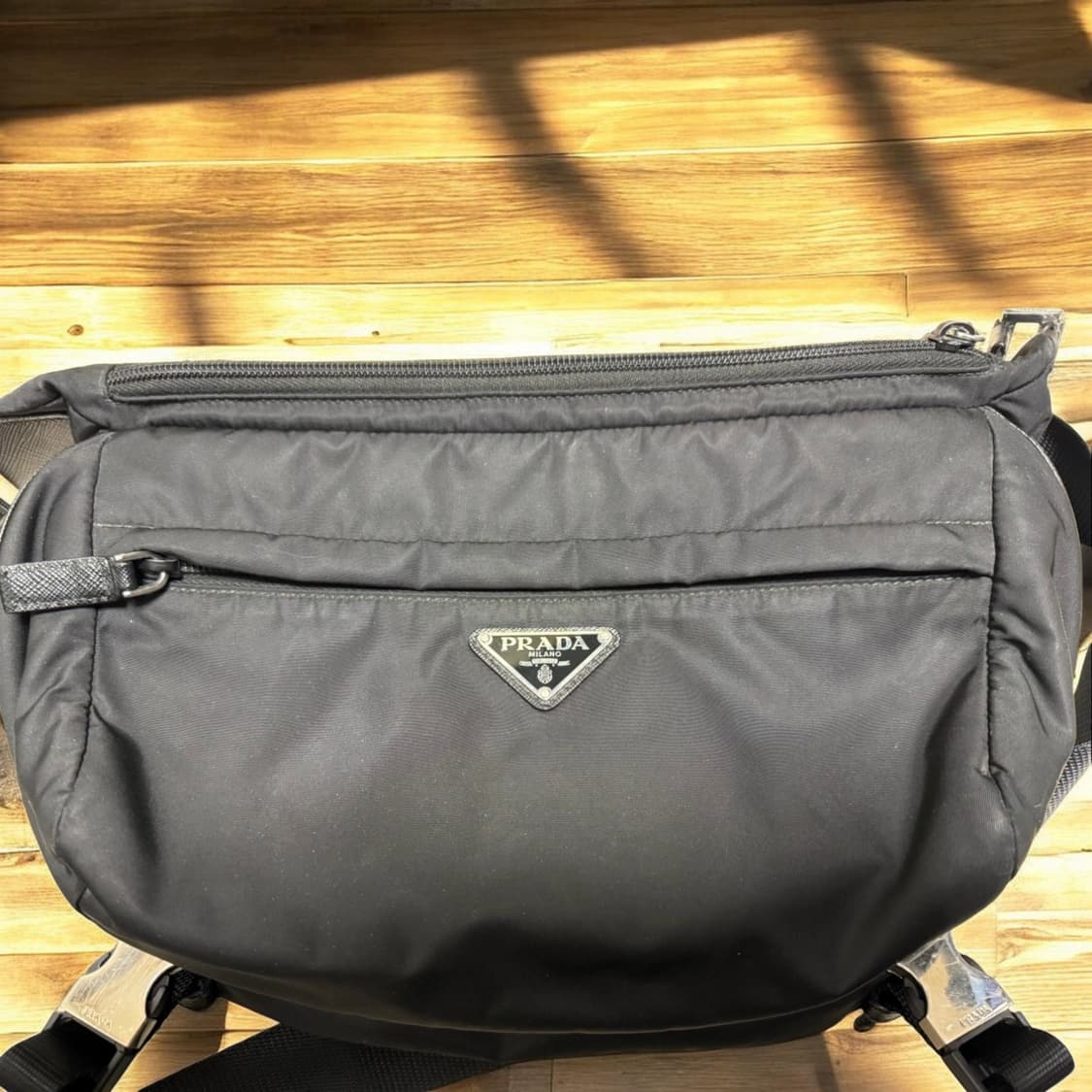 프라다 바이커백 라지 블랙 상품이미지1