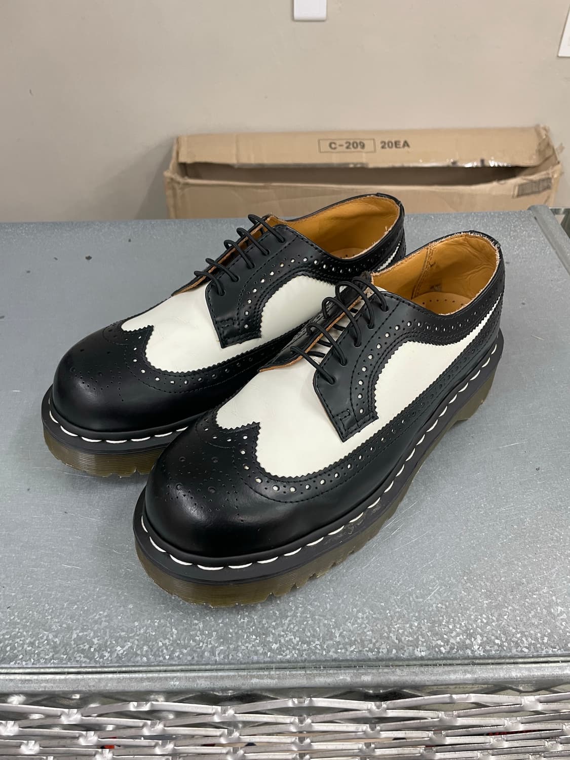 닥터마틴 3989 벡스 블랙 앤 화이트 스무스 UK6 상품이미지2