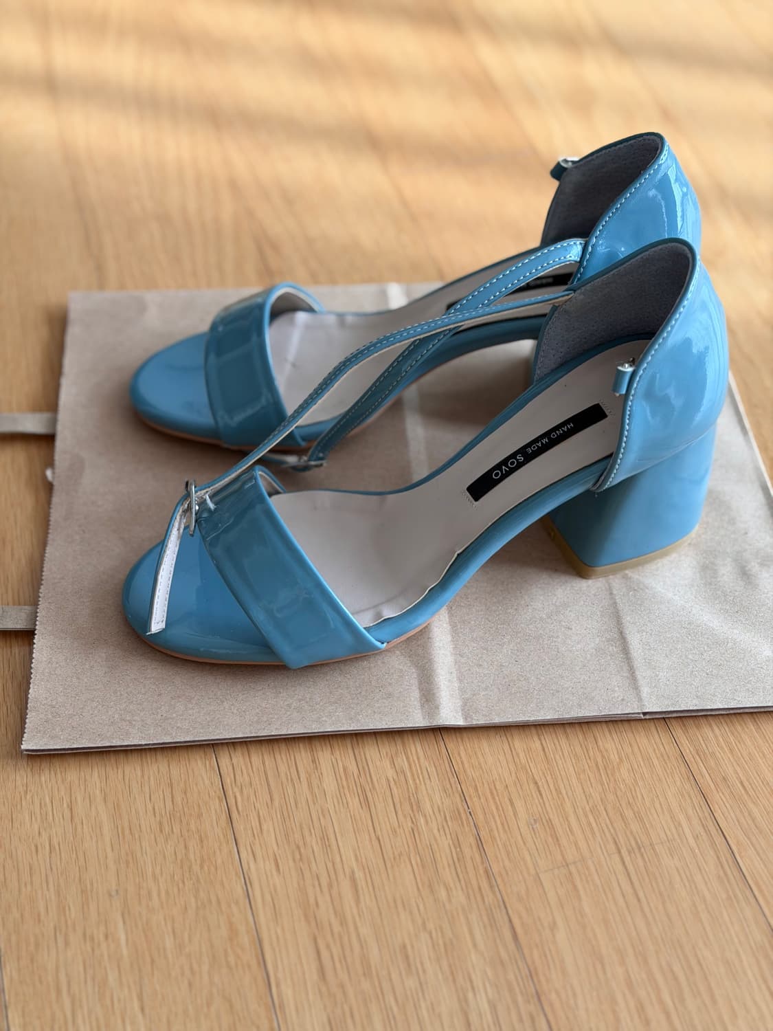 사뿐 하늘색 에나멜 샌들 구두 상품이미지2