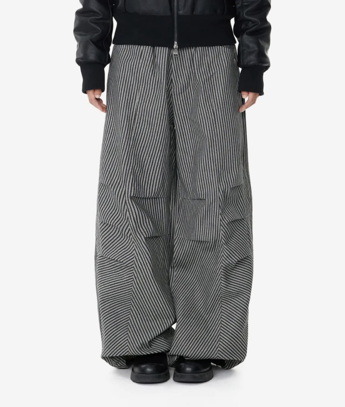 아캄 핀턱 스트레이프 데님 팬츠 블랙 상품이미지1