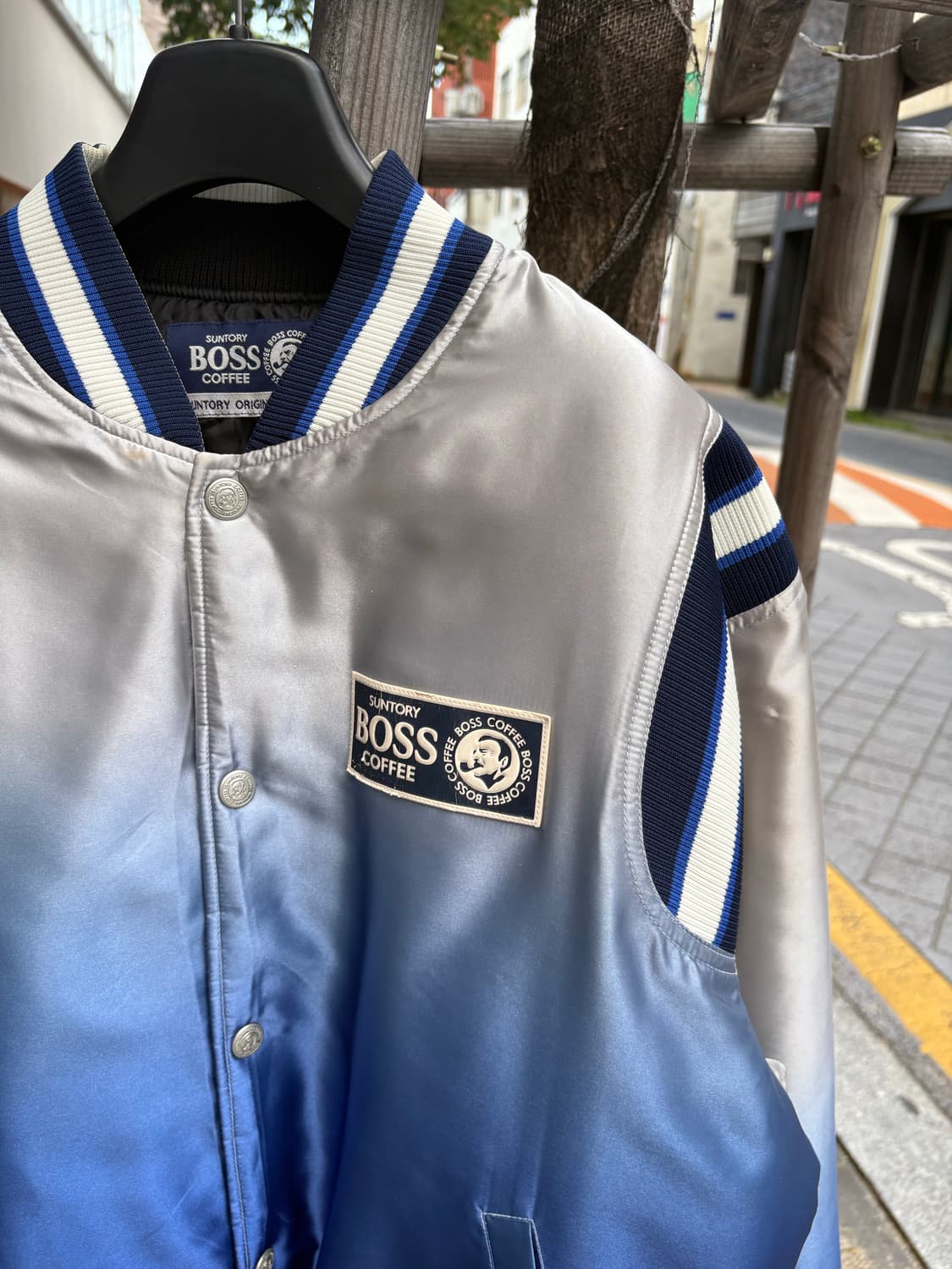산토리 보스 커피 블루 실버 그라데이션 스타디움 점퍼 상품이미지2