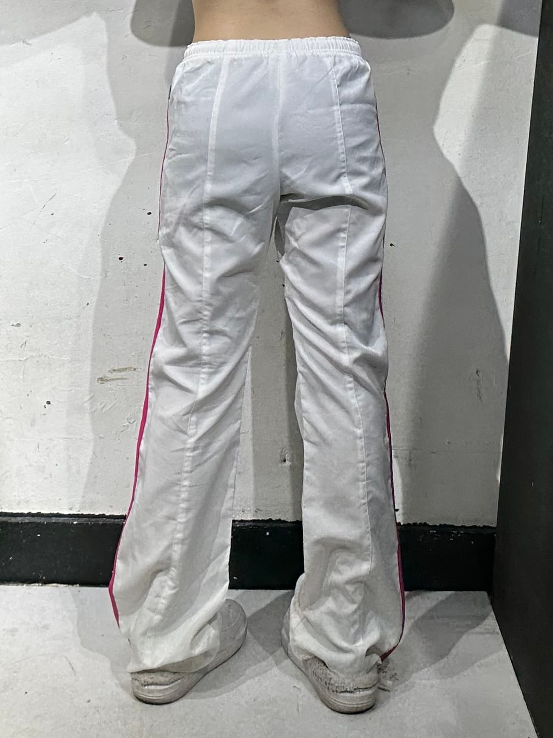 아디다스 대대장 화이트 핑크 삼선 와이드 트랙 팬츠  상품이미지3