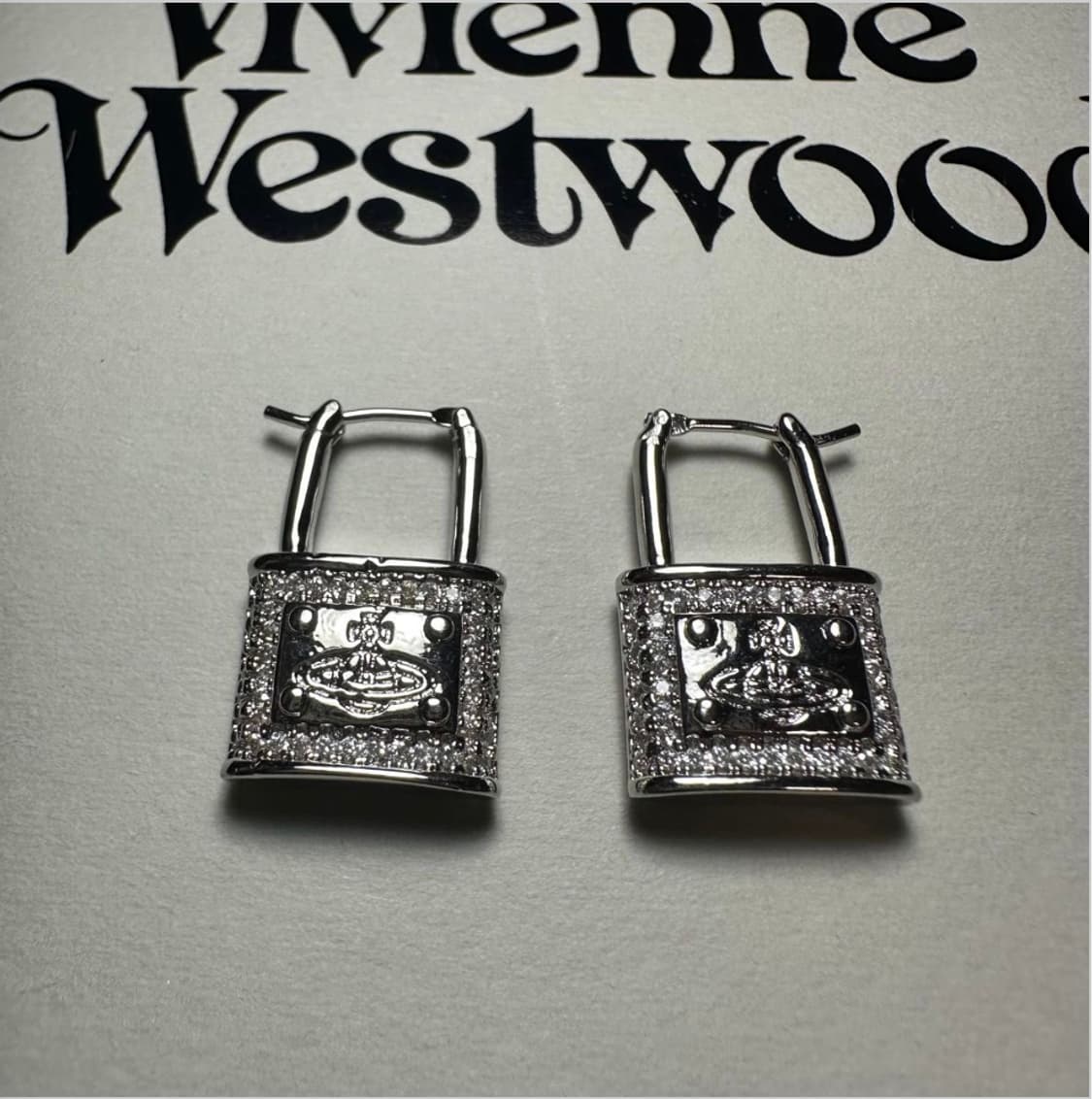 비비안웨스트우드 아카이브 크리스탈 큐빅 orb 자물쇠 귀걸이 상품이미지2
