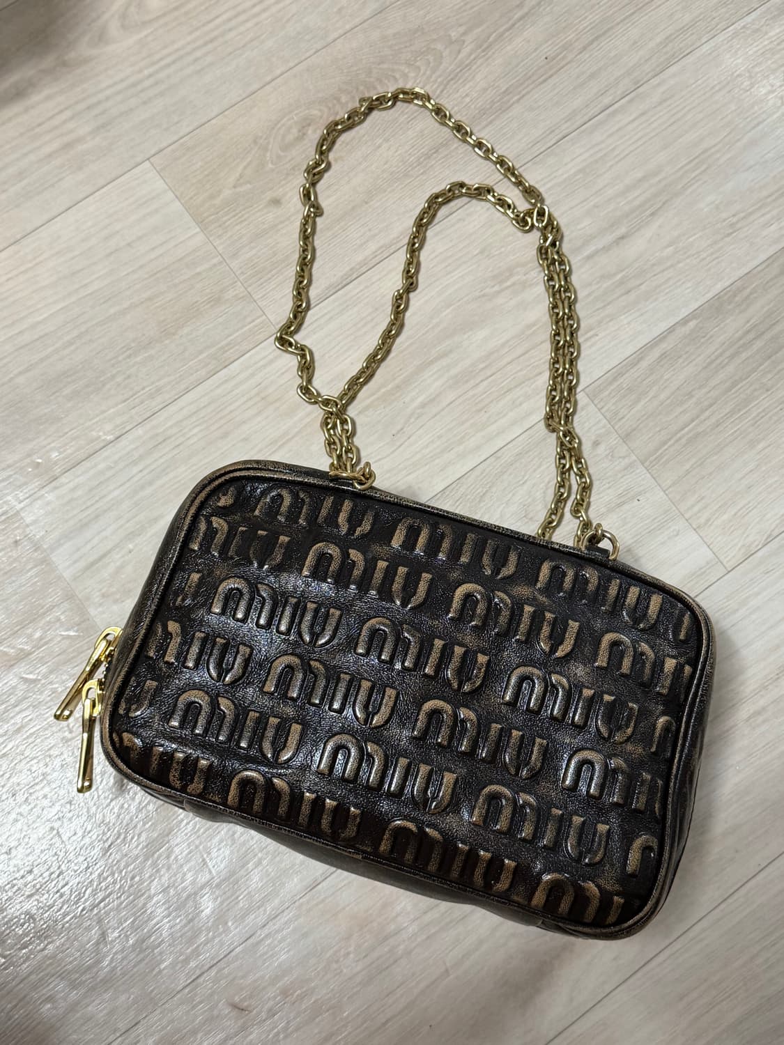 미우미우 엠보싱 로고 체인 숄더백 샌드커피 상품이미지5