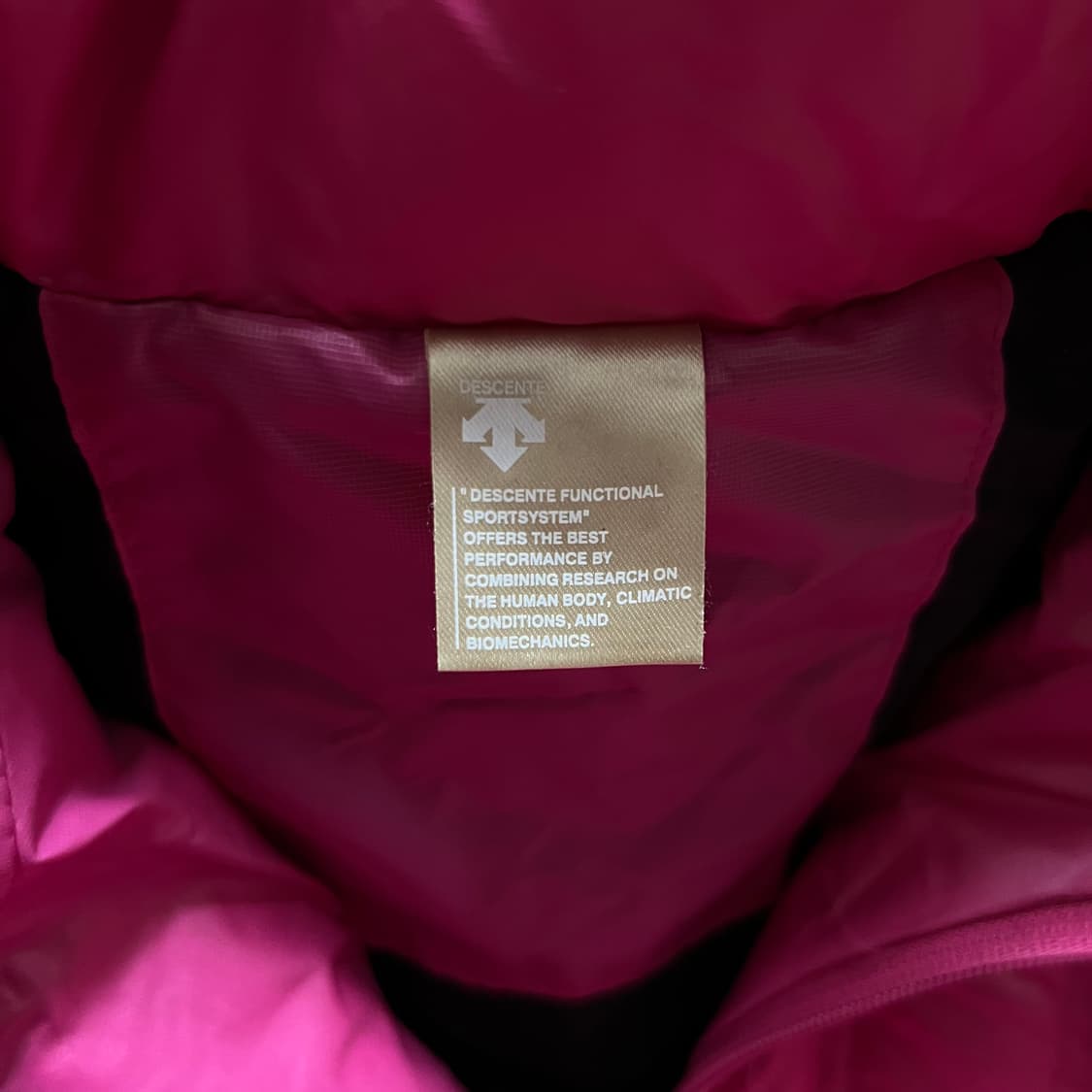 데상트 여성 덕다운 스탠드넥 경량 패딩 점퍼 [핑크] S/85 상품이미지6