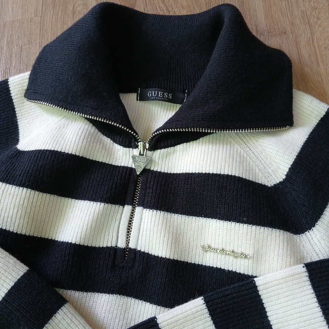 guess 게스 여성 크롭 숏 니트 반집업 아노락 줄무늬 상품이미지1