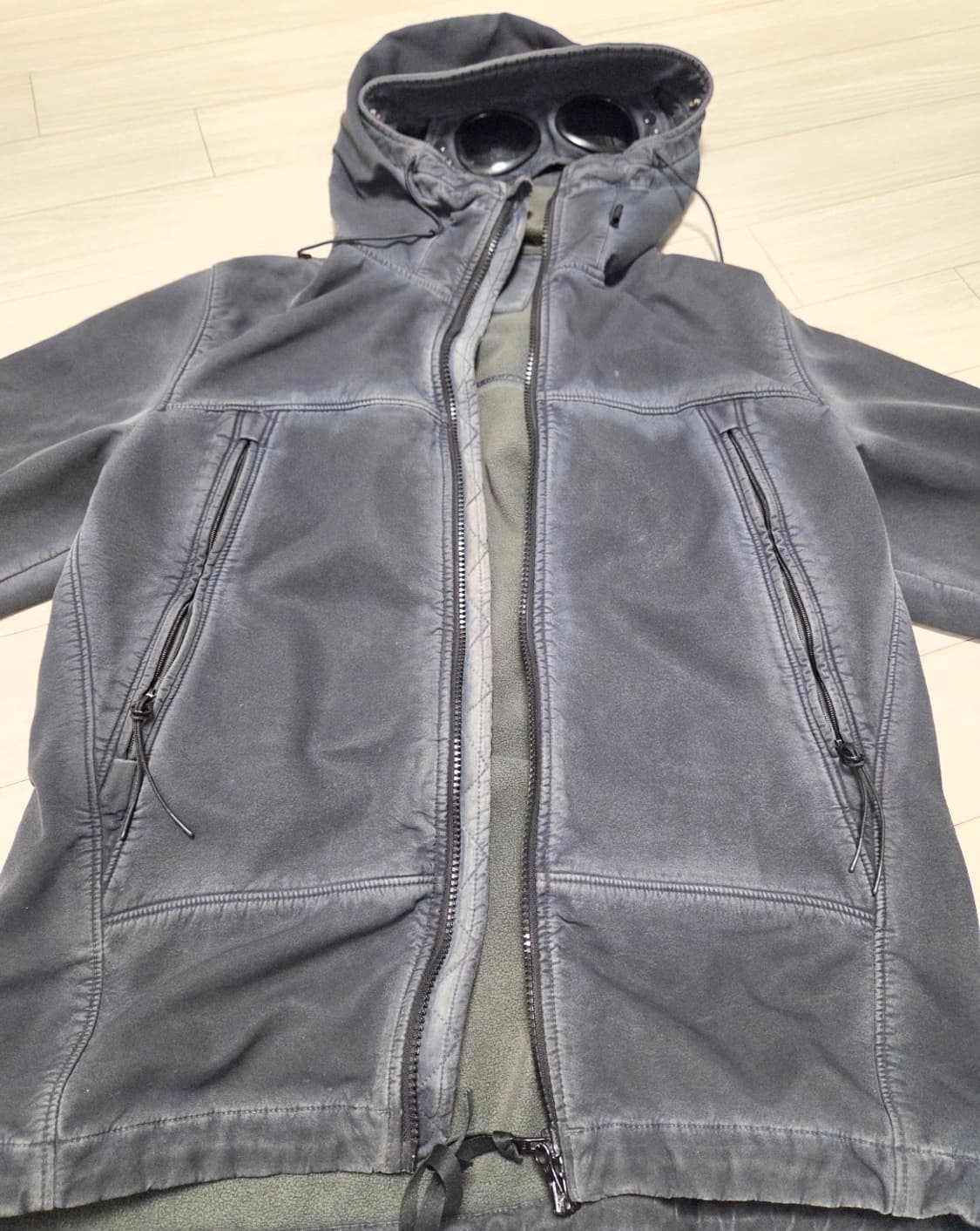 Cp컴퍼니 리컬러 소프트쉘 고글자켓 50사이즈 상품이미지1