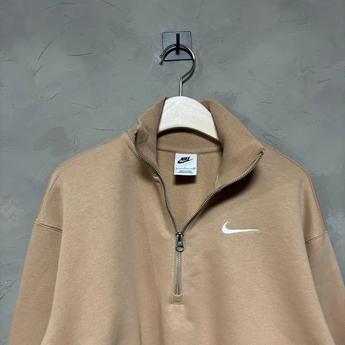 나이키 스우시 반집업 맨투맨 베이지 세미크롭 상품이미지2