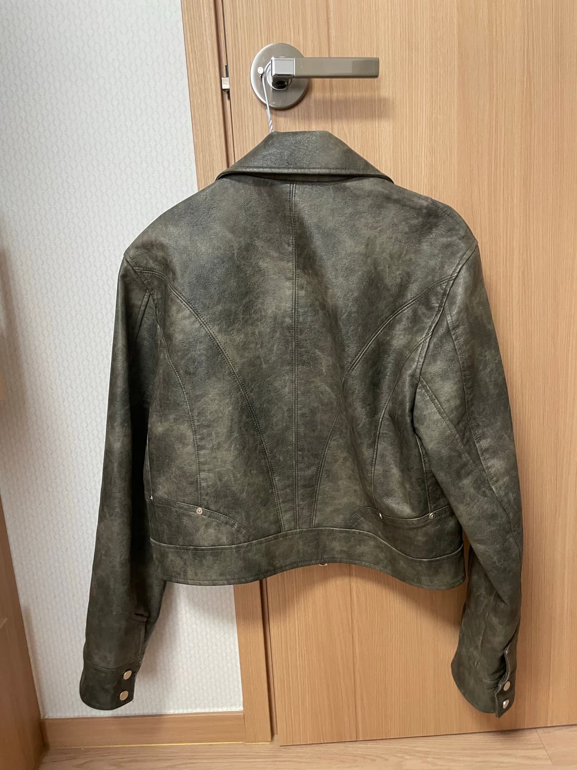 인사일런스 우먼 패덜드 레더 자켓 상품이미지4