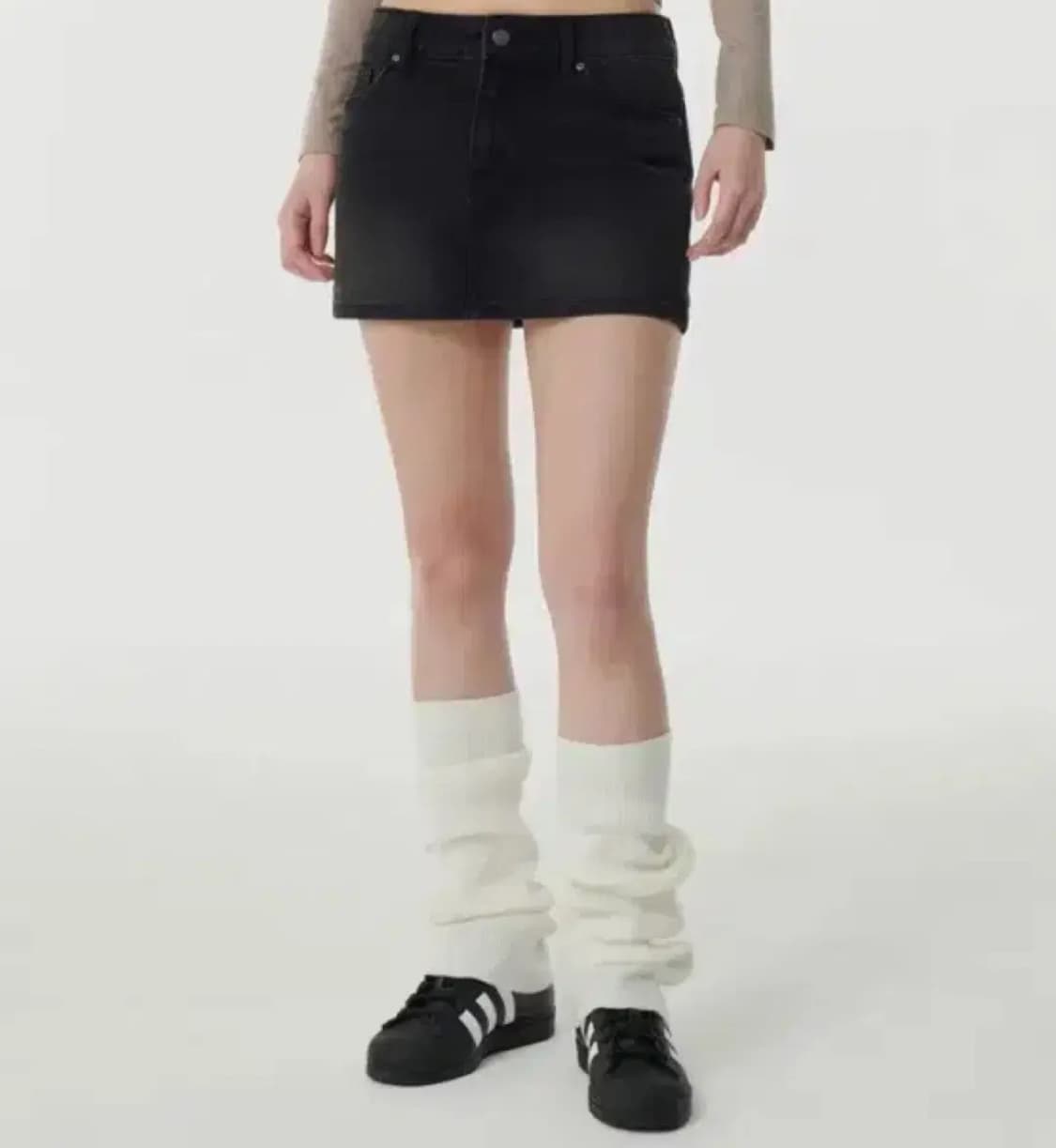 무신사 스탠다드 우먼즈 로 라이즈 데님 미니 스코츠 워시드블랙 xs 상품이미지1