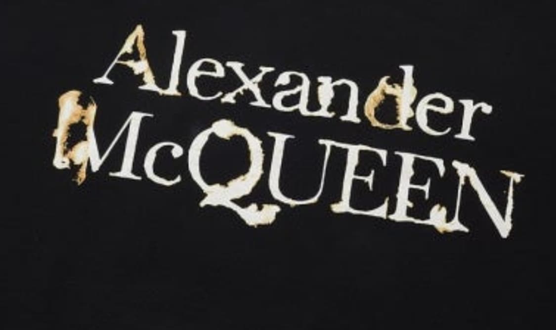 "청키한 실루엣의 정점, 알렉산더 맥퀸의 압도적인 존재감을 느껴보십시오. 상품이미지1