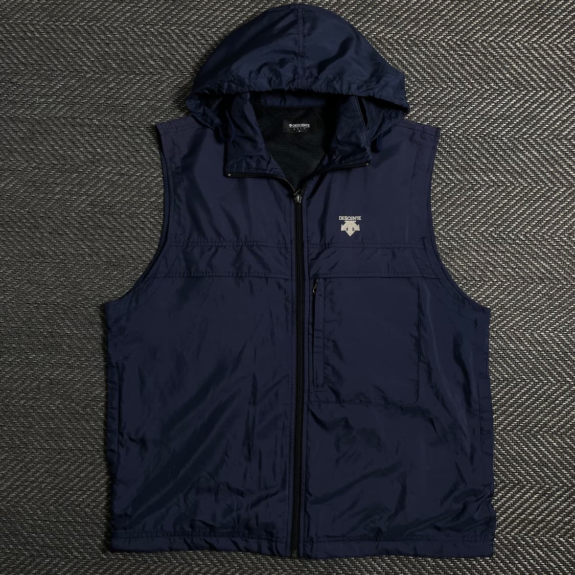 데상트 포켓 테크니컬 후드 베스트o 5050 상품이미지1