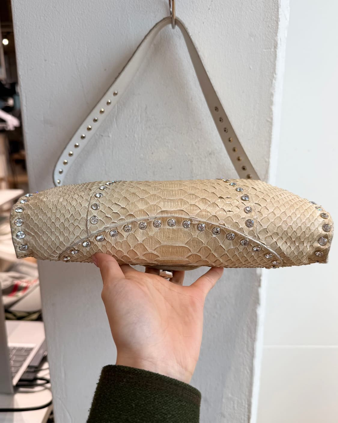 셀린느 베이지 클래식 빈티지 리자드 패턴 스터드 숄더백 상품이미지7
