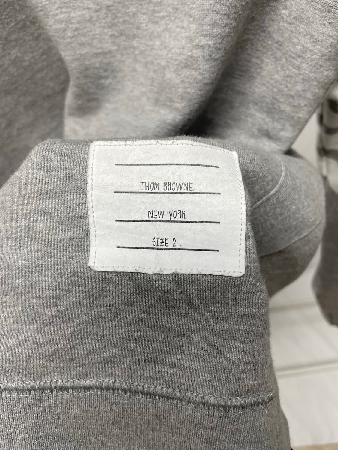 톰브라운 사선완장 맨투맨 그레이 [2] 상품이미지2