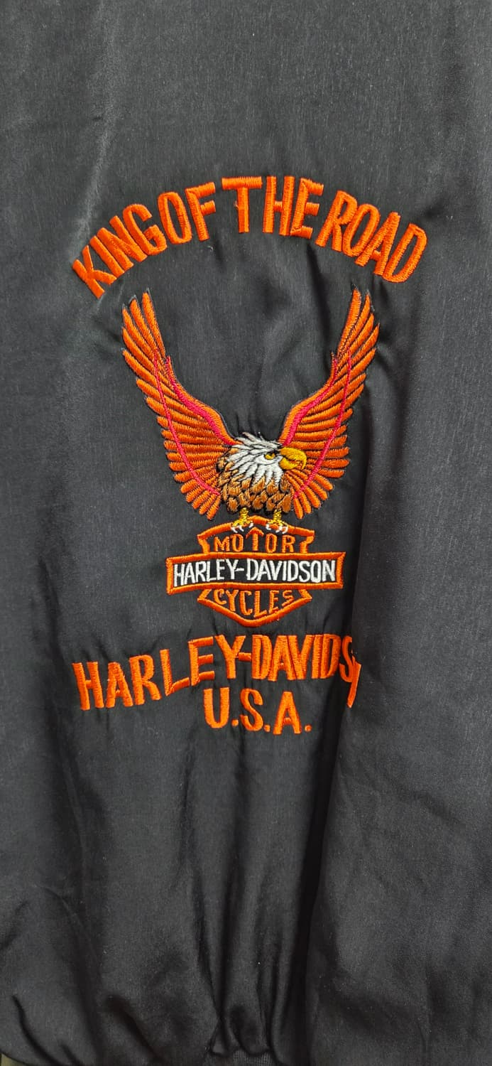 할리데이비슨 블랙 봄버 자켓입니다
- King of the Road 자수 상품이미지1