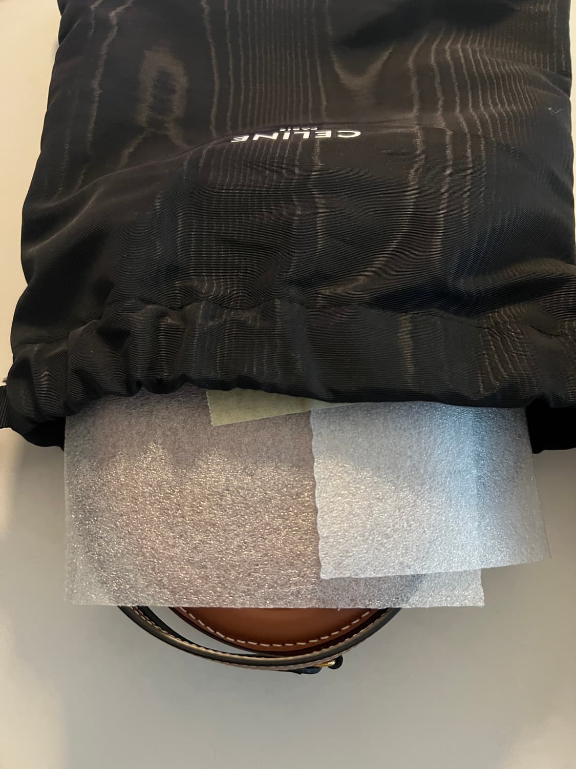 새상품) 셀린느 스무스 카프스킨 크로스바디 오발 퍼스 레더 트리옹프 탄 상품이미지9