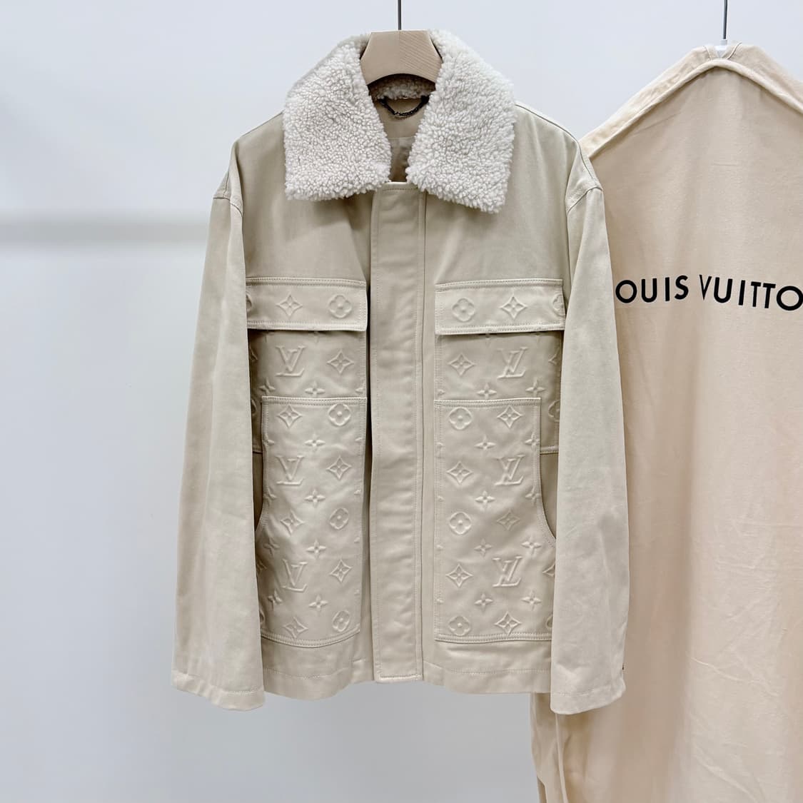 [S+급/50] 루이비통 모노그램 워크웨어 시어링 퍼 자켓 아이보리 상품이미지1