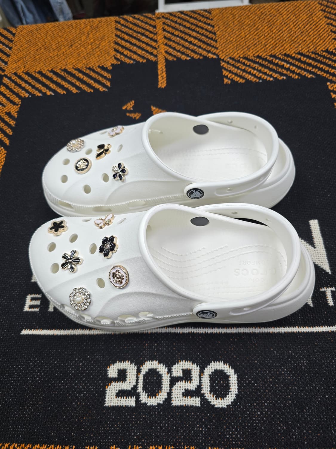 크록스 화이트 지비츠 장식 슬리퍼 (1874) 상품이미지3