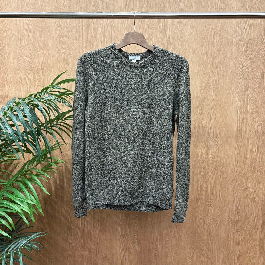 코스 레귤러핏 라운드넥 울 긴팔 니트 멜란지 짜임 리브 마감 디테일 카키 상품이미지1