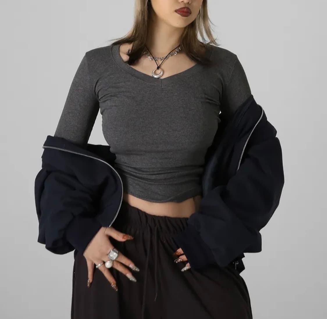 버터랩 25FW 펜던트 브이넥 슬림핏 긴팔 티셔츠 차콜 상품이미지3