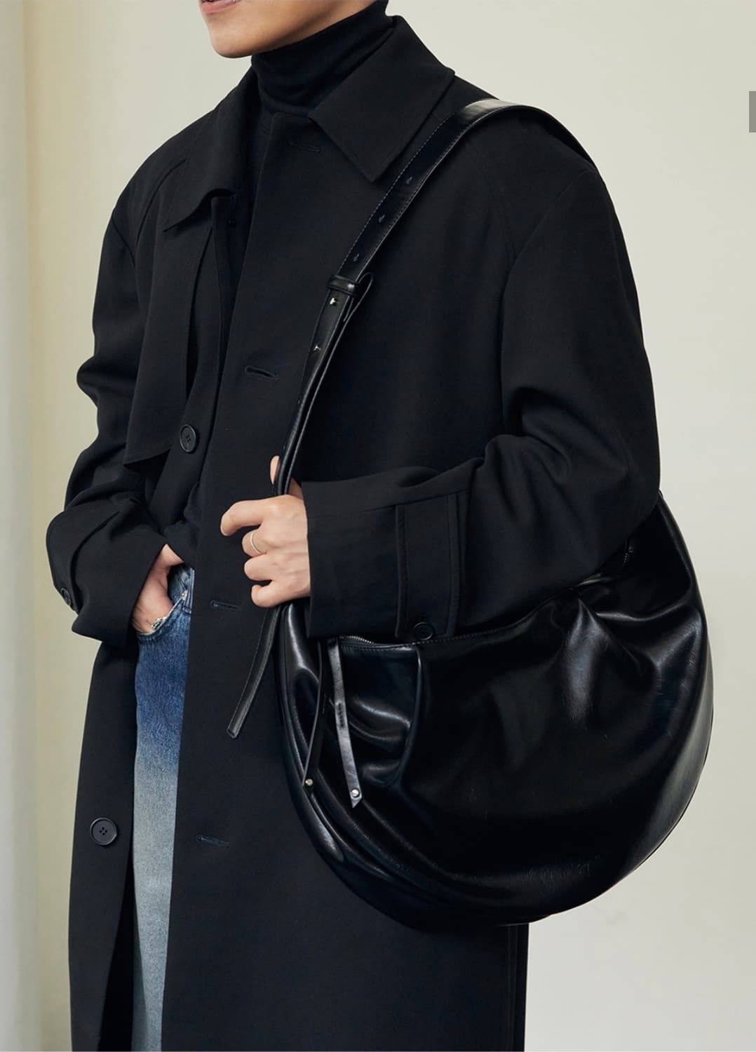 [FREE] 드로우핏(DRAW FIT) 레더 호보 크로스백 - 블랙 (실 상품이미지3