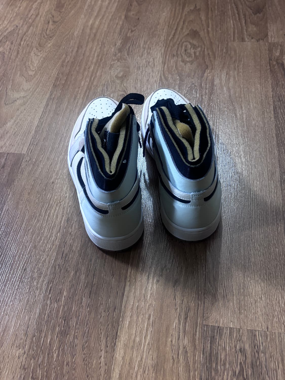 조던 1 줌 에어 컴포트 페일 아이보리 상품이미지5