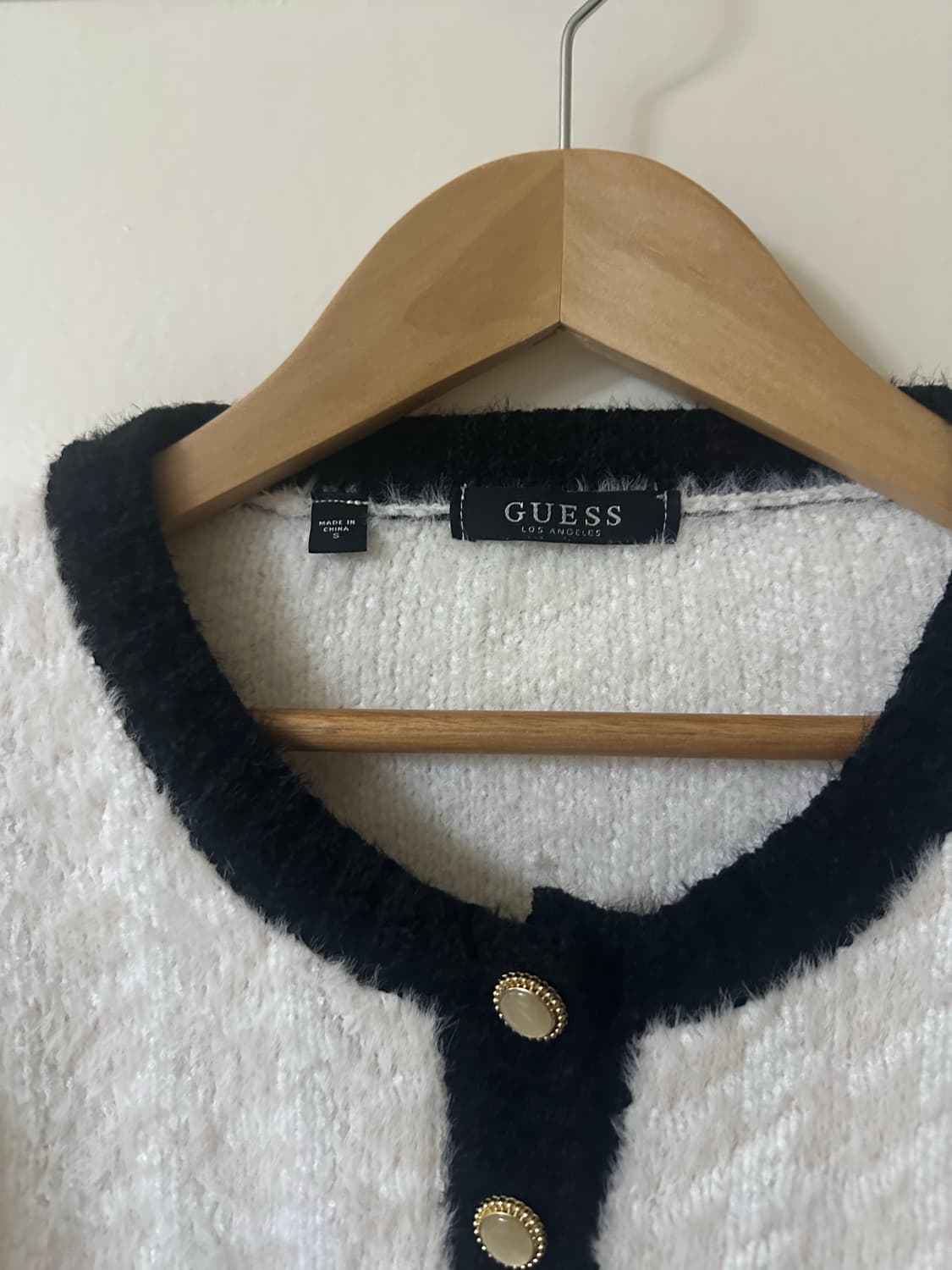 guess게스 화이트블랙 배색 올드머니룩 라운드넥 헤어리 니트 가디건 상품이미지3