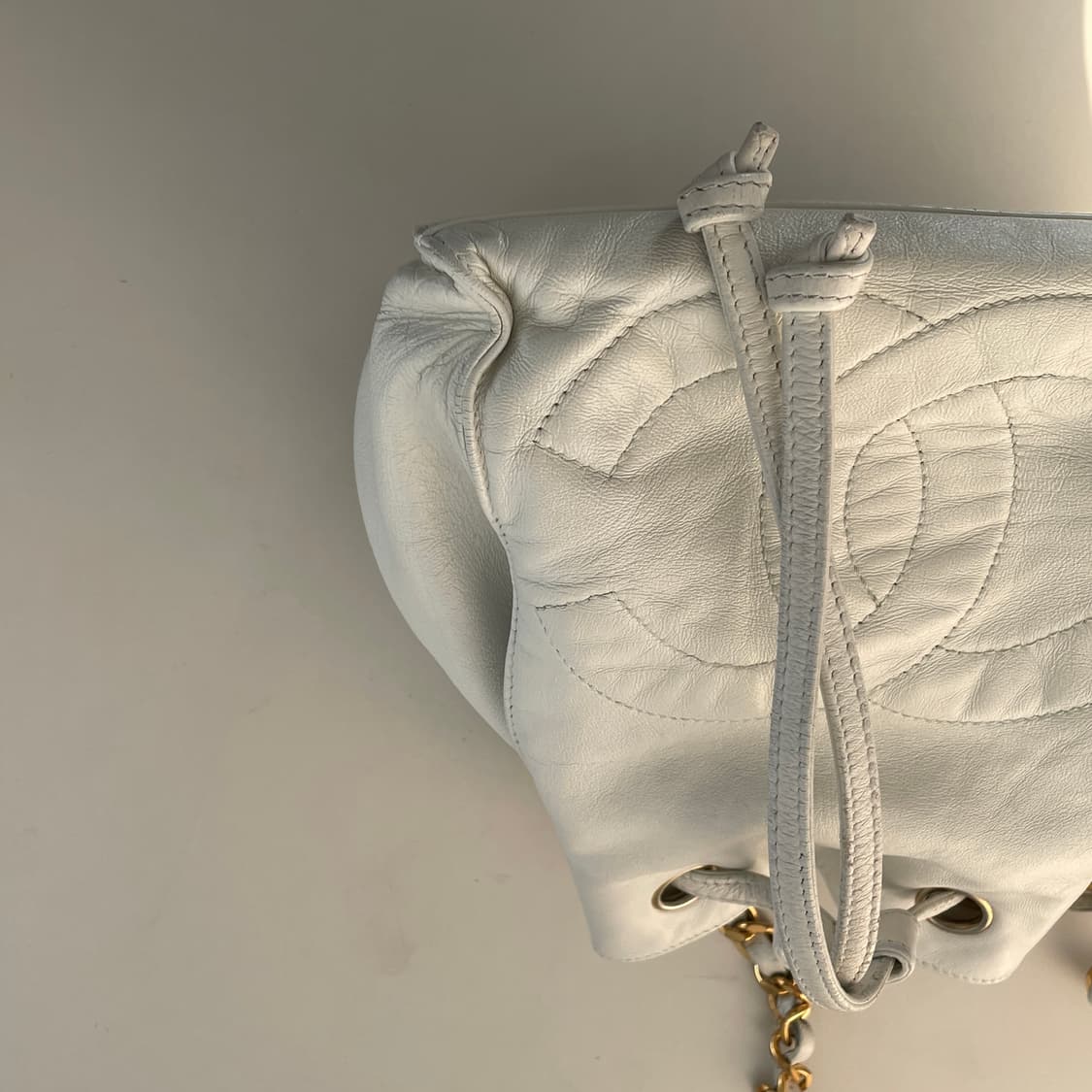 샤넬 화이트 버킷백 상품이미지3