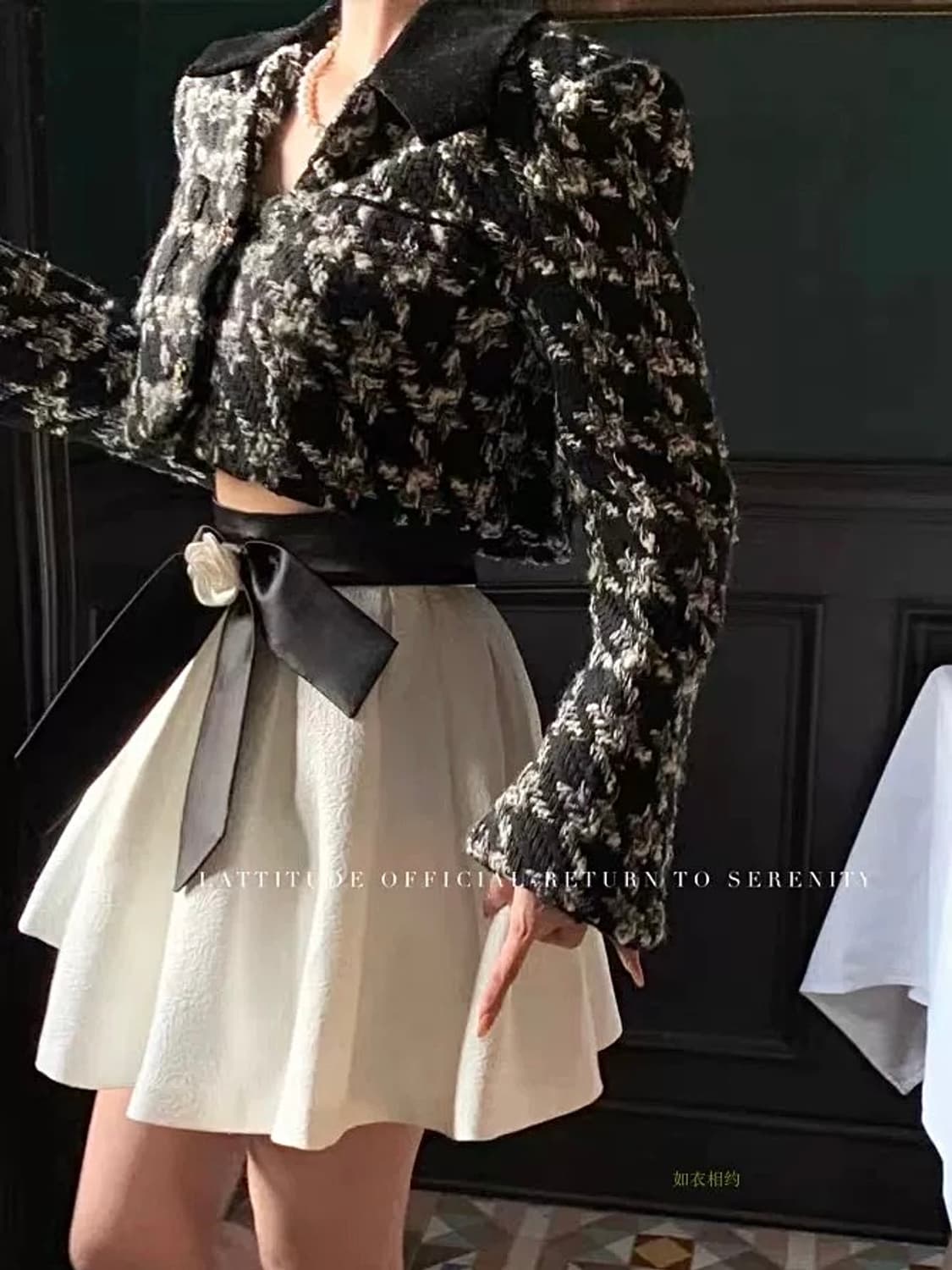 Lattitude 블랙카라 브이넥 울 트위드 크롭 자켓 상품이미지2