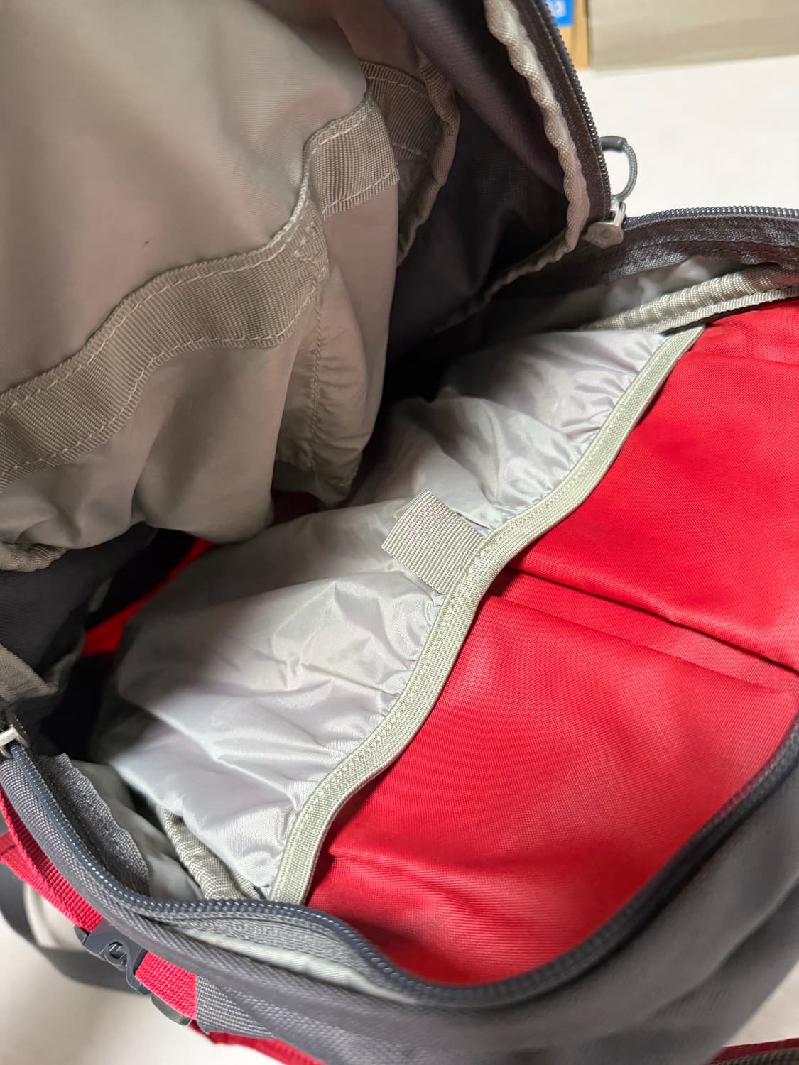 오스프리 데이라이트 백팩 레드/그레이 상품이미지3