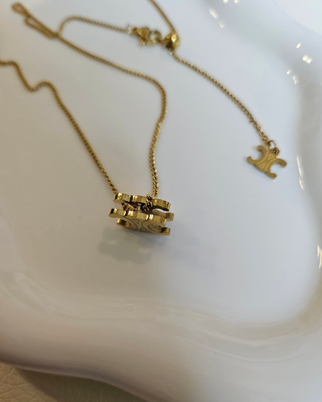 셀린느 업사이클링 양면 금장 목걸이 상품이미지3
