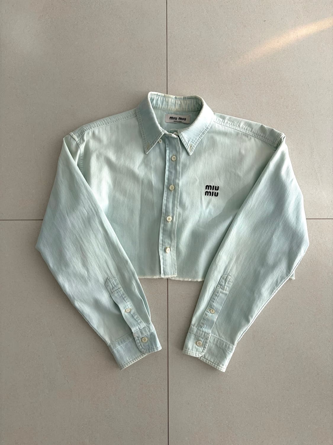 미우미우 크롭 샴브레이 셔츠 라이트 블루 38 상품이미지1