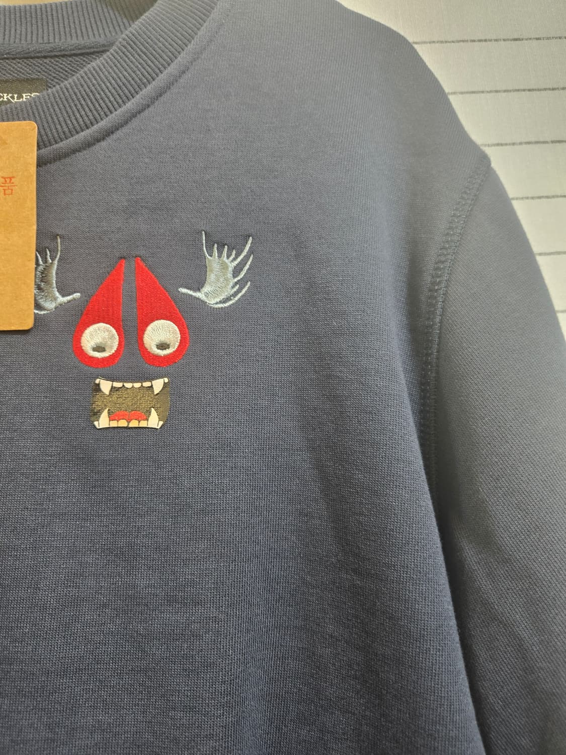 무스너클 (정품)몬스터 자수 맨투맨 네이비 상품이미지3