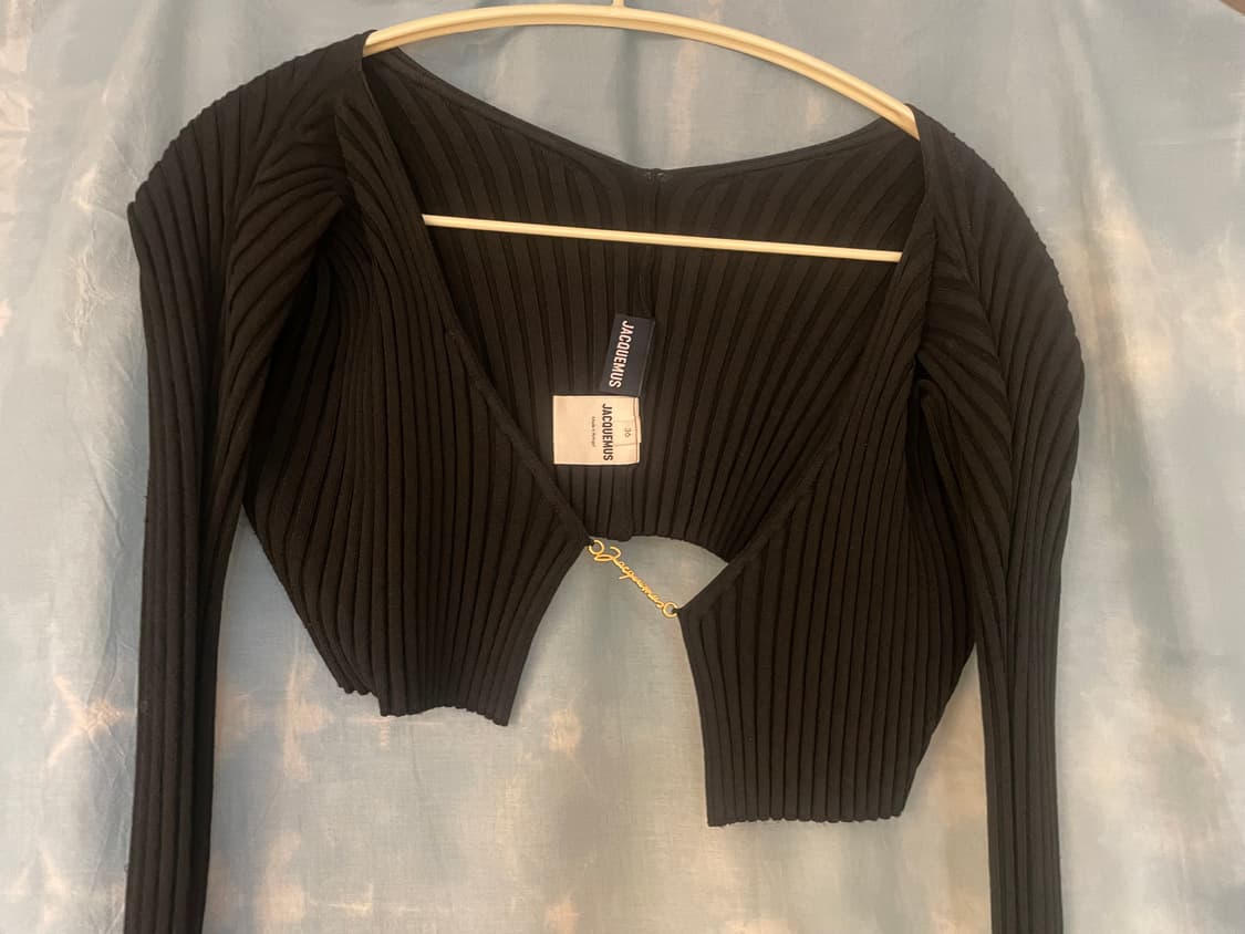 36) 자크뮈스 로고 참 크롭 가디건 블랙 상품이미지1