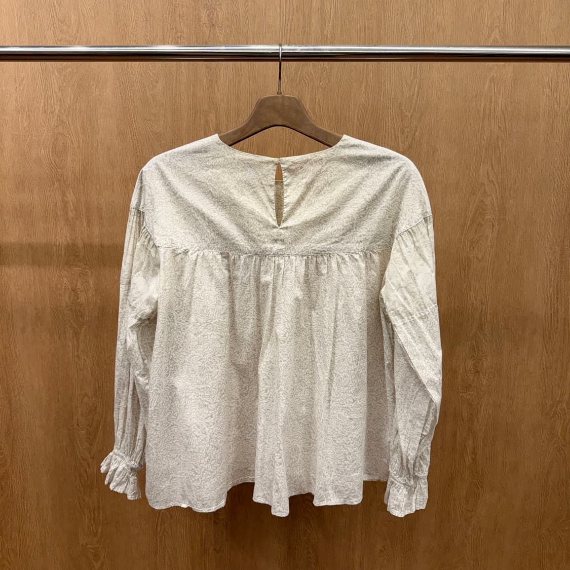 안나수이 유니클로 콜라보 블라우스 셔링 소매 디테일 라운드넥 아이보리 상품이미지3