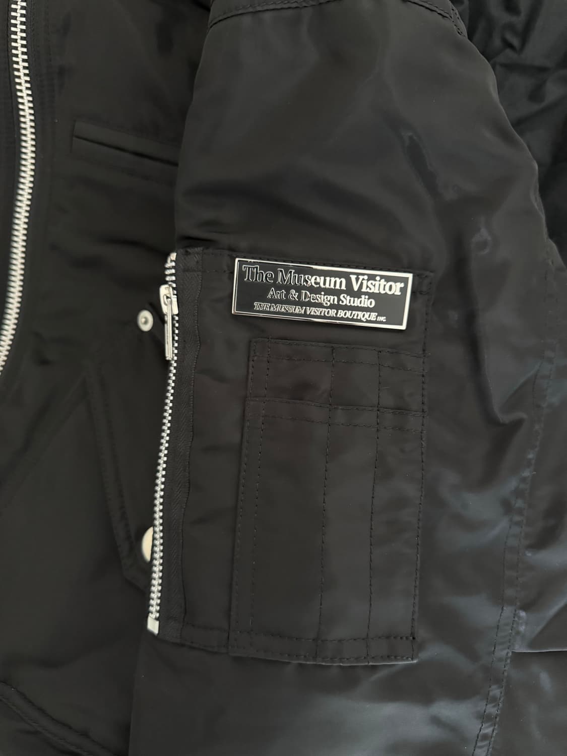 더뮤지엄비지터 퍼후드 메탈 로고 MA-1 점퍼 블랙 S 상품이미지5