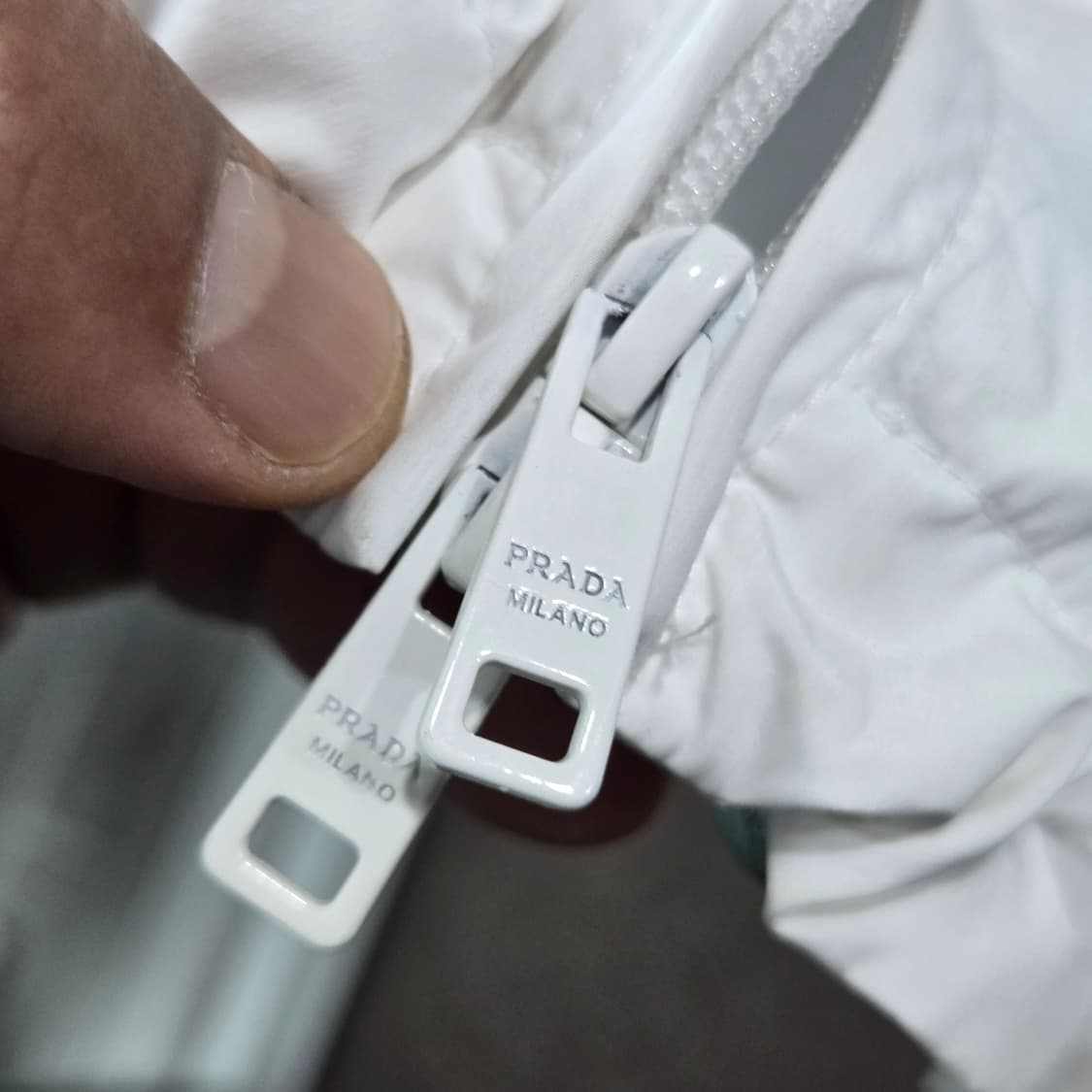 ​[정품] 프라다(PRADA) 삼각로고 나일론 후드 바람막이 - 화이트 상품이미지3