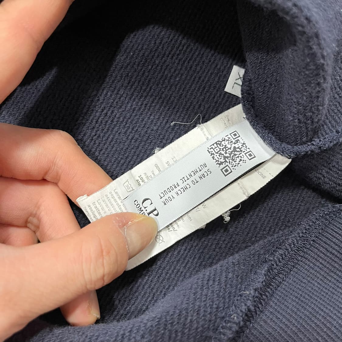 C.P 컴퍼니 렌즈 와펜 아이코닉 네이비 맨투맨 상품이미지7