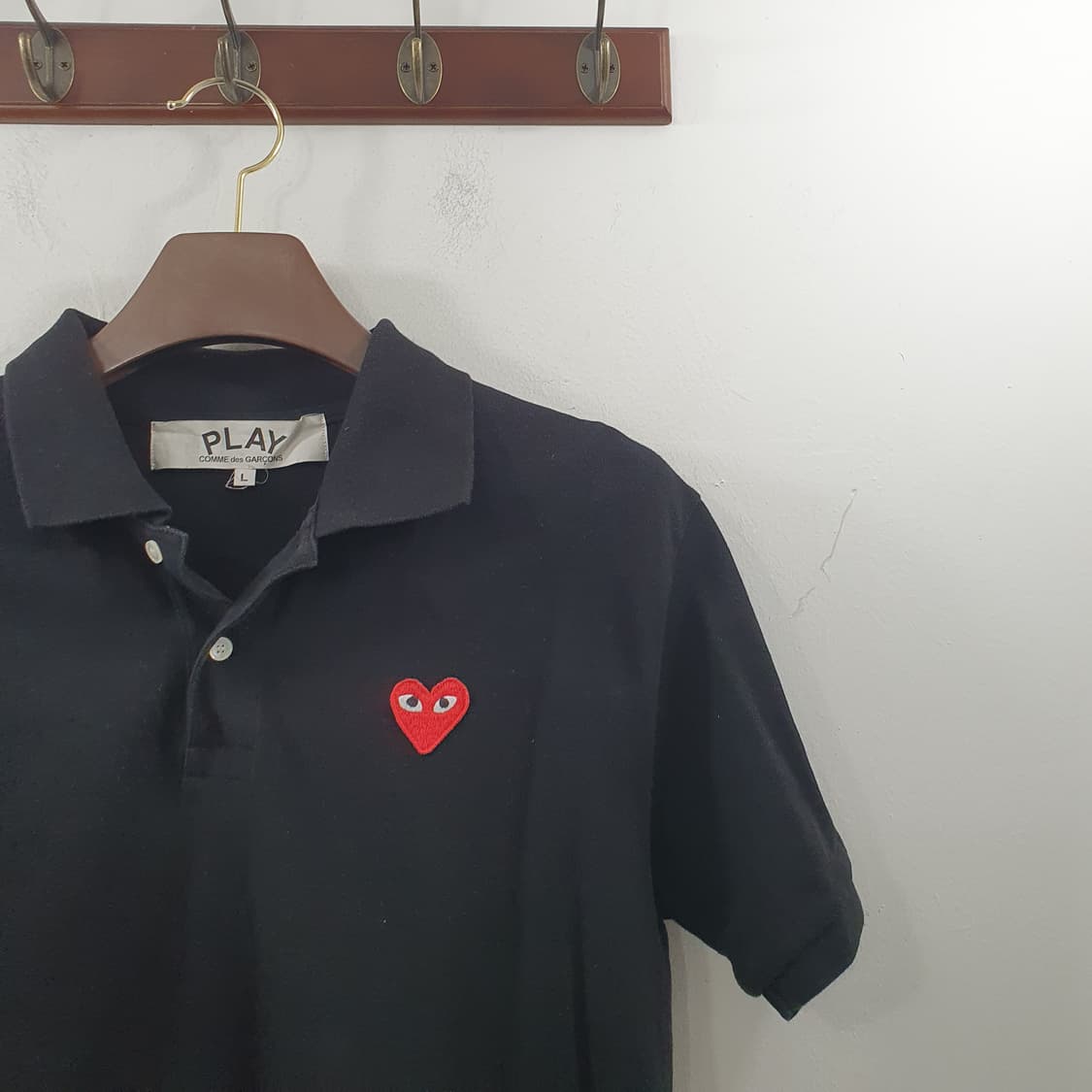 L 꼼데가르송 남성 블랙 레드와펜 폴로 데일리 심플 반팔티셔츠 상품이미지2