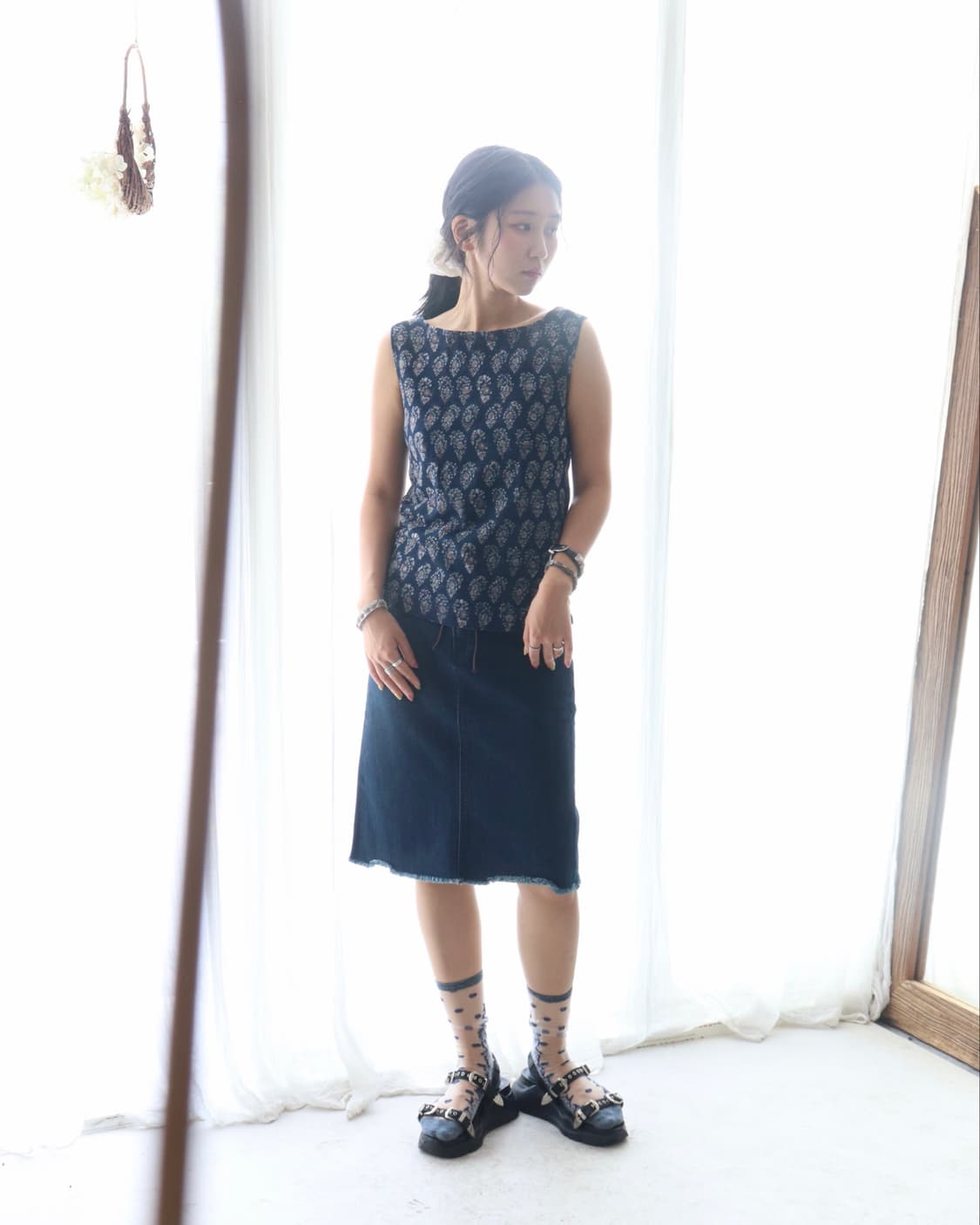 [45rpm] Indigo Floral Sleeveless Blouse 상품이미지2