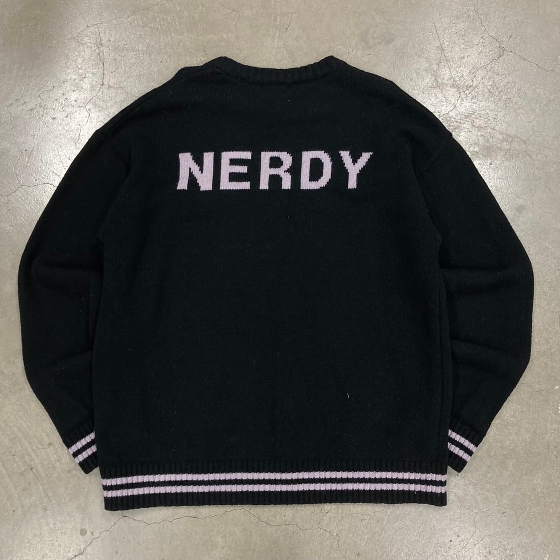 널디 블랙 컬러 스펠아웃 빅로고 니트 상품이미지1