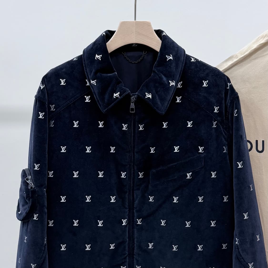 [S+급/48] 루이비통 LV 벨벳 이브닝 모노그램 블루종 자켓 상품이미지2