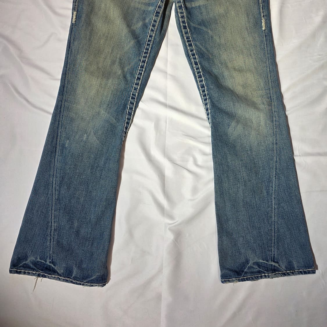 [30]트루릴리전 USA 화이트 스티치 부츠컷 데님팬츠 상품이미지3