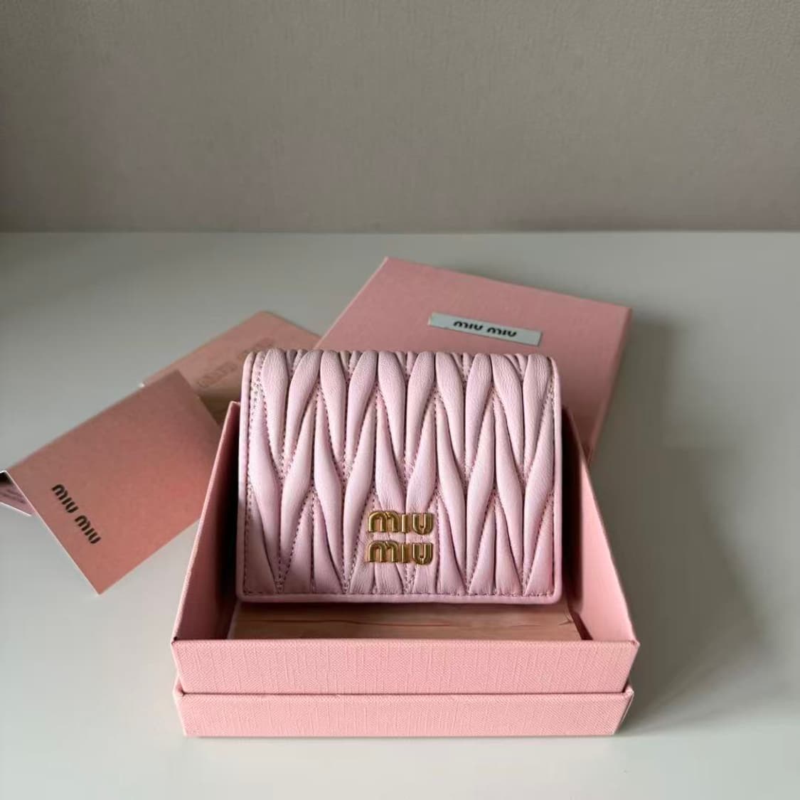 미우 미우 마테라쎄 나파 레더 카드 반지갑 알라바스터 핑크 상품이미지1