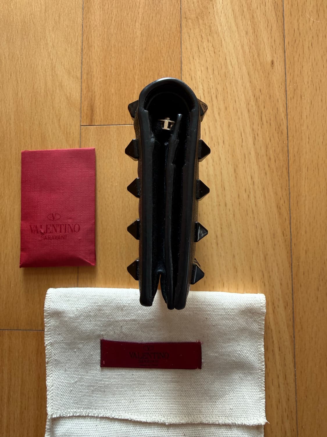 발렌티노 VALENTINO 지갑 중지갑 지퍼돌이 스터드 반지갑 명품지갑 상품이미지3