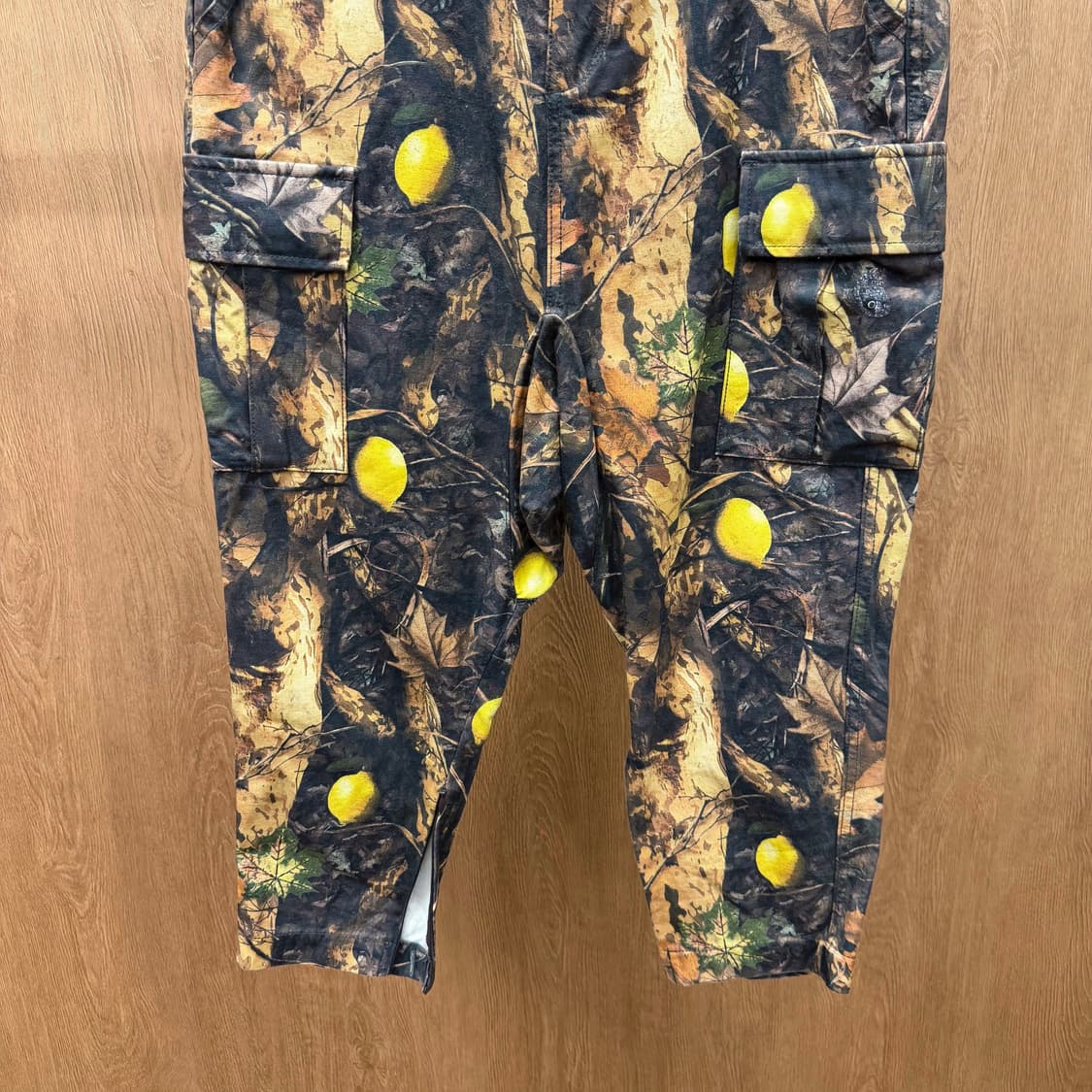 페노메논 7부 카고 팬츠 리프 레몬 패턴 밑단 사이드 지퍼 디테일 브라운 상품이미지5